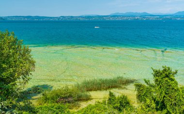 Sirmione 'deki Jamaika Plajı, Garda Gölü, zümrüt suyuyla ünlüdür. Brescia ili, Lombardy, İtalya.