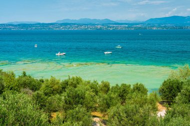 Sirmione 'deki Jamaika Plajı, Garda Gölü, zümrüt suyuyla ünlüdür. Brescia ili, Lombardy, İtalya.