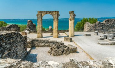 Catullo 'nun Sirmione' deki harabeleri, Garda Gölü, Brescia ili, Lombardy, İtalya.