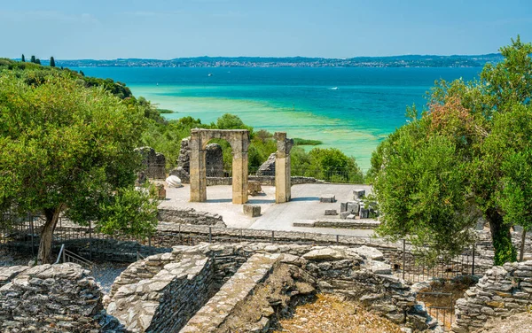 Ruiny Willi Catullo Sirmione Nad Jeziorem Garda Prowincja Brescia Lombardia — Zdjęcie stockowe