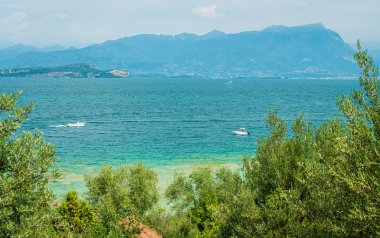 Sirmione 'deki Jamaika Plajı, Garda Gölü, zümrüt suyuyla ünlüdür. Brescia ili, Lombardy, İtalya.