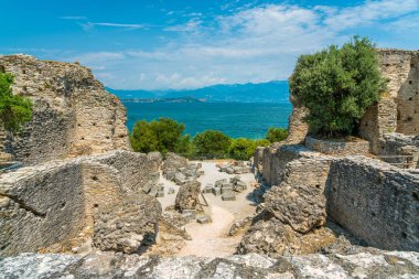 Catullo 'nun Sirmione' deki harabeleri, Garda Gölü, Brescia ili, Lombardy, İtalya.