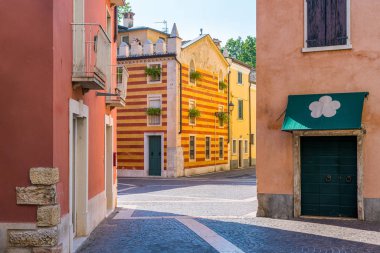 Garda Gölü 'ndeki Bardolino şehrinde. Verona ili, Veneto, İtalya.