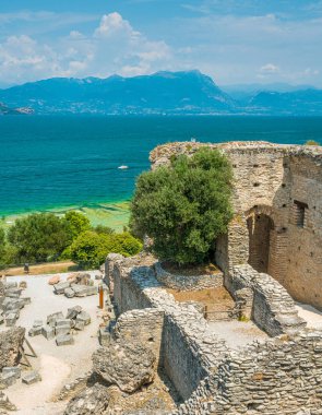 Catullo 'nun Sirmione' deki harabeleri, Garda Gölü, Brescia ili, Lombardy, İtalya.