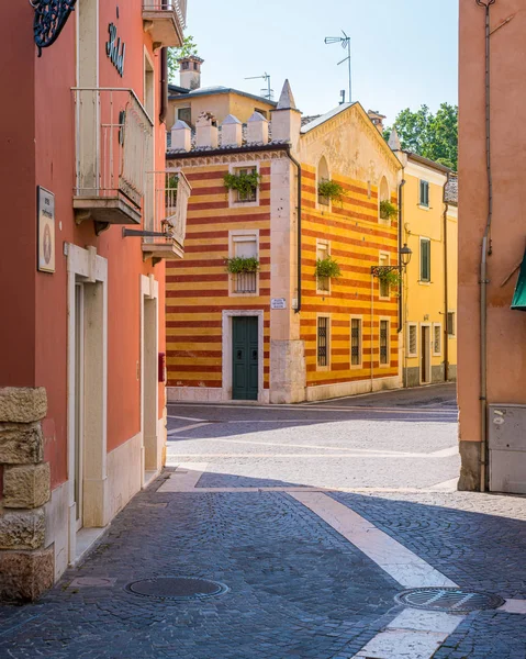 Garda Gölü 'ndeki Bardolino şehrinde. Verona ili, Veneto, İtalya.