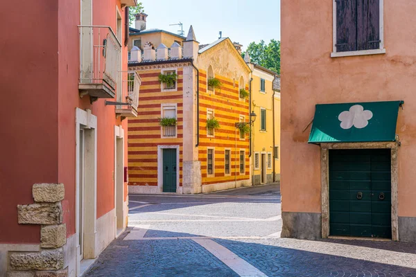 Garda Gölü 'ndeki Bardolino şehrinde. Verona ili, Veneto, İtalya.
