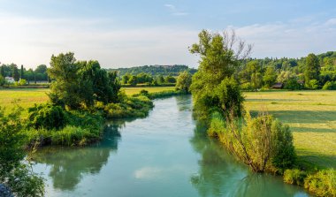 Valeggio yakınlarındaki Mincio nehri boyunca uzanan Idyllic manzarası. Verona ili, Veneto, İtalya