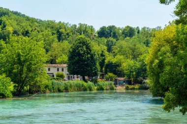 Valeggio yakınlarındaki Mincio nehri boyunca uzanan Idyllic manzarası. Verona ili, Veneto, İtalya