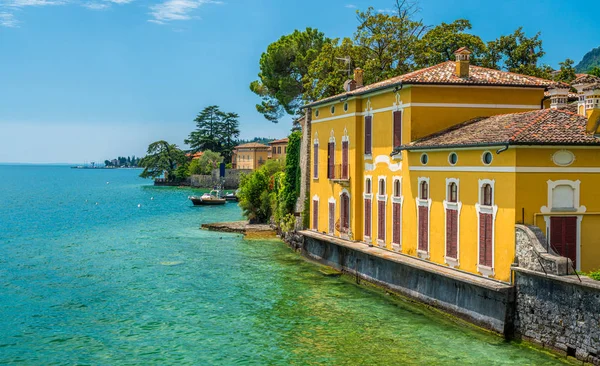 ガルダ湖の美しいガルニャーノの町 ブレシア県 ロンバルディア州 イタリア — ストック写真