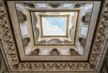 Sevilla, Endülüs, İspanya 'nın Kraliyet Alcazar' larında muhteşem dekore edilmiş tavan..