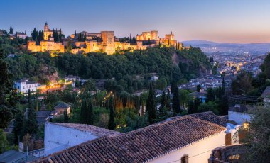 Akşamları Granada 'da Alhambra Sarayı aydınlanırken panoramik manzara. Endülüs, İspanya.