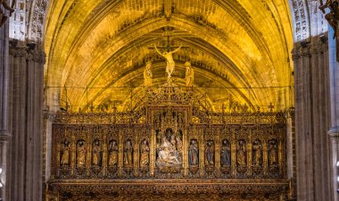 Güzel Seville Katedrali 'nin iç mekanı. Endülüs, İspanya. Temmuz-05-2019