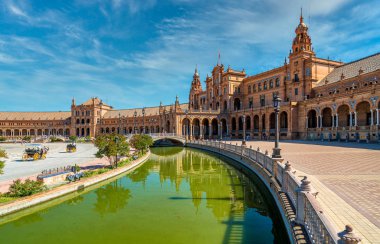 Güneşli bir yaz gününde Sevilla 'daki güzel Plaza de Espana. Endülüs, İspanya.