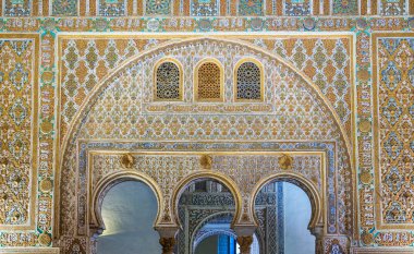 İspanya, Endülüs, Sevilla 'nın Kraliyet Alcazarları' nda Arapça dokularla süslenmiş muhteşem bir duvar. Haziran-05-2019