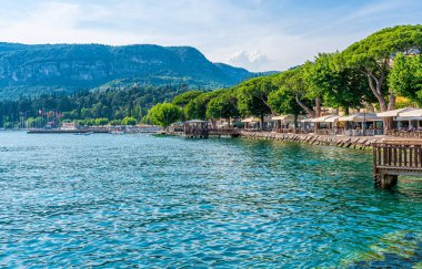 Garda Gölü 'ndeki güzel küçük kasaba Garda' nın manzaralı yaz manzarası. Veneto, Verona ili, İtalya. Temmuz-05-2019