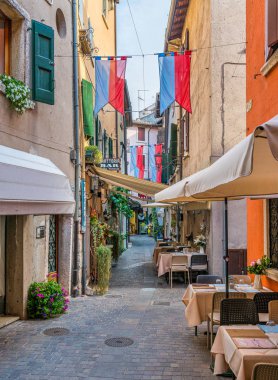 Garda Gölü 'ndeki güzel küçük kasaba Garda' nın manzaralı yaz manzarası. Veneto, Verona ili, İtalya. Temmuz-05-2019
