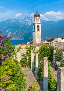 Garda Gölü 'ndeki Limon Konsolosu Garda' nın pitoresk kasabası. Brescia ili, Lombardia, İtalya.