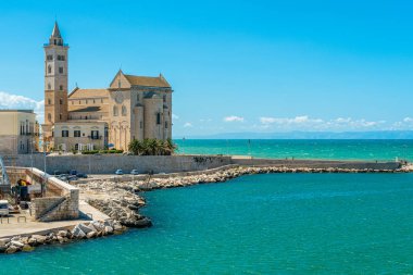 Güzel Katedral ile Trani sahil. Province of Barletta Andria Trani, Apulia (Puglia), Güney Italya.