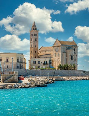 Güzel Katedral ile Trani sahil. Province of Barletta Andria Trani, Apulia (Puglia), Güney Italya.