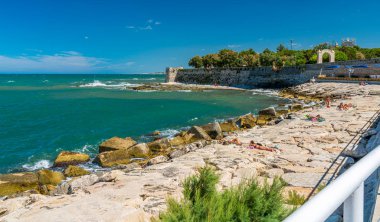 Trani 'de panoramik yaz manzarası. Barletta Andria Trani ili, Apulia (Puglia), güney İtalya.