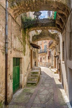 Vico del Gargano 'da manzara, İtalya' nın Puglia eyaletinin Foggia iline bağlı pitoresk bir köy..