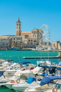 Güzel Katedral ile Trani sahil. Province of Barletta Andria Trani, Apulia (Puglia), Güney Italya.