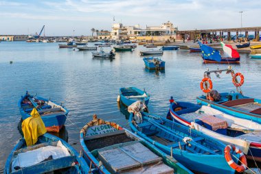 Bari eski limanı, bir yaz öğleden sonrası. Puglia (Apulia), İtalya.