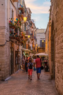 Bir yaz akşamı eski Bari kentinde manzara, Puglia (Apulia), güney İtalya. 