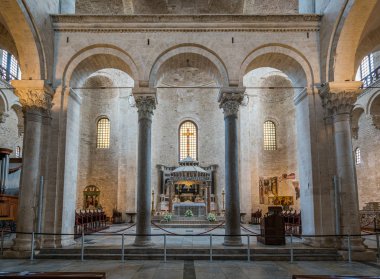 Bari 'deki Aziz Nicholas Bazilikası' nda (San Nicola Bazilikası) kapalı alan görüşü. Apulia (Puglia), İtalya.