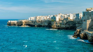 Öğleden sonra Polignano a Mare, Bari Eyaleti, Apulia (Puglia), Güney İtalya.