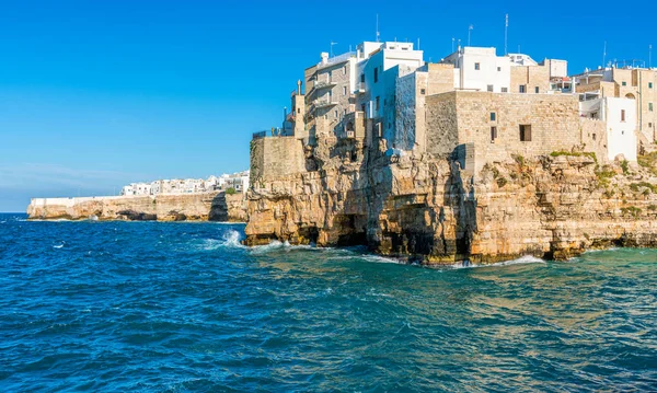 Polignano a Mare 'deki manzara kayalıkları, Bari Eyaleti, Apulia (Puglia), güney İtalya.