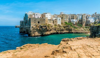 Polignano a Mare, Bari Eyaleti, Apulia (Puglia), Güney İtalya 'da panoramik manzara.