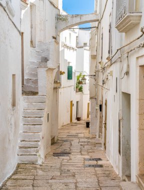 Küçük Cisternino kasabasında manzara, Brindisi Eyaleti, Apulia (Puglia), İtalya.