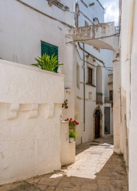 Küçük Cisternino kasabasında manzara, Brindisi Eyaleti, Apulia (Puglia), İtalya.
