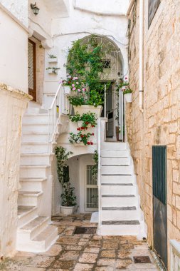 Küçük Cisternino kasabasında manzara, Brindisi Eyaleti, Apulia (Puglia), İtalya.
