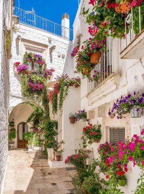 Küçük Cisternino kasabasında manzara, Brindisi Eyaleti, Apulia (Puglia), İtalya.