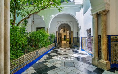 Sevilla 'daki renkli ve zarif bozkır manastırı. Endülüs, İspanya.