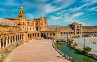 Güneşli bir yaz gününde Sevilla 'daki güzel Plaza de Espana. Endülüs, İspanya.