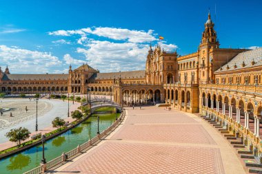 Güneşli bir yaz gününde Sevilla 'daki güzel Plaza de Espana. Endülüs, İspanya.