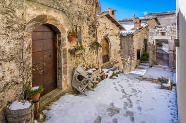 Güzel köy Santo Stefano di Sessanio bir kış sabahı. Abruzzo, İtalya.