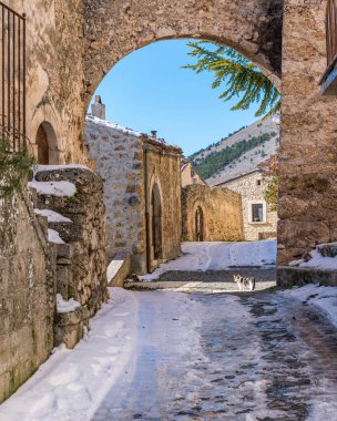 Güzel köy Santo Stefano di Sessanio bir kış sabahı. Abruzzo, İtalya.