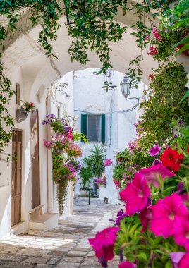 Güneşli bir yaz gününde Ostuni 'de manzara, Apulia (Puglia), güney İtalya.