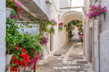 Güneşli bir yaz gününde Ostuni 'de manzara, Apulia (Puglia), güney İtalya.