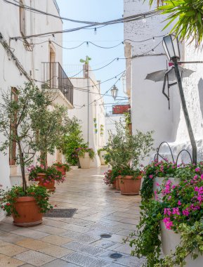 Güneşli bir yaz gününde Ostuni 'de manzara, Apulia (Puglia), güney İtalya.