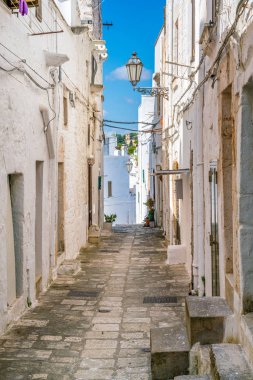 Güneşli bir yaz gününde Ostuni 'de manzara, Apulia (Puglia), güney İtalya.
