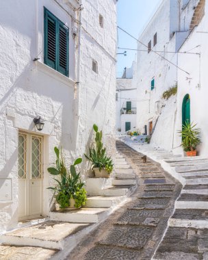 Güneşli bir yaz gününde Ostuni 'de manzara, Apulia (Puglia), güney İtalya.