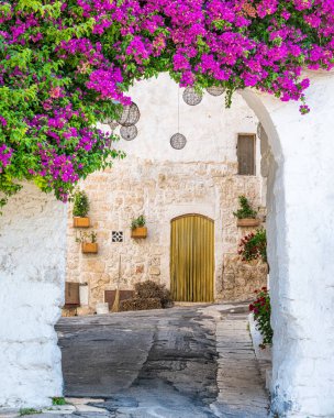 Güneşli bir yaz gününde Ostuni 'de manzara, Apulia (Puglia), güney İtalya.