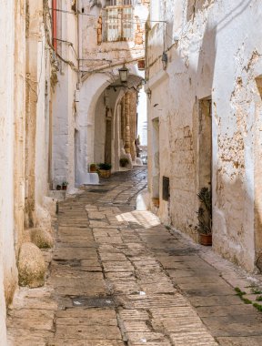 Güneşli bir yaz gününde Ostuni 'de manzara, Apulia (Puglia), güney İtalya.
