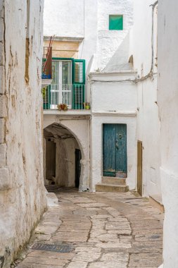 Güneşli bir yaz gününde Ostuni 'de manzara, Apulia (Puglia), güney İtalya.