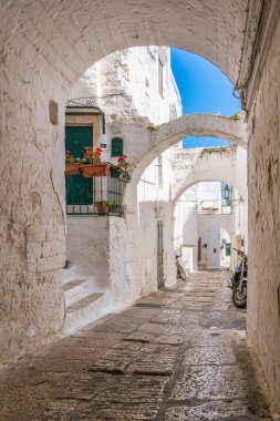 Güneşli bir yaz gününde Ostuni 'de manzara, Apulia (Puglia), güney İtalya.